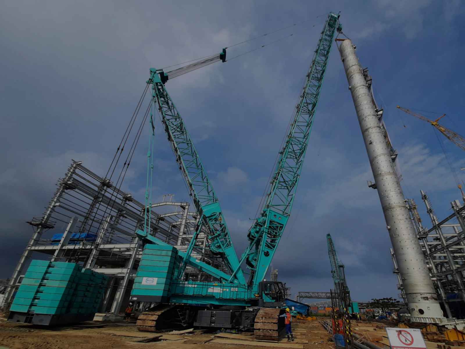 Mobile crane SSA di proyek konstruksi industri
