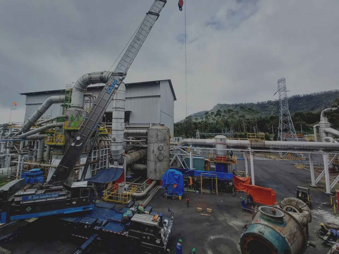 Mobilisasi crane proyek strategis
